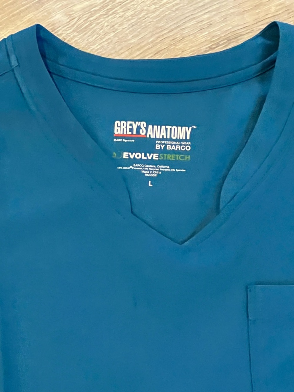 Grey's Anatomy Scrubs Set - Picture 3 of 8